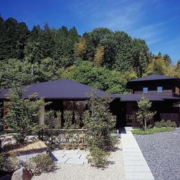 『塩河の家』〜里山の風景と暮らす家〜-アプローチ遠景・山と似合う屋根並み