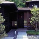 『塩河の家』〜里山の風景と暮らす家〜の写真 アプローチから・玄関ホール越しの庭の様子