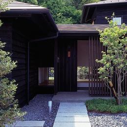 『塩河の家』〜里山の風景と暮らす家〜-アプローチから・玄関ホール越しの庭の様子