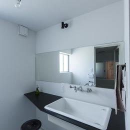 倉庫をリノベーションしたかのような新築の家（石部の家）-洗面室
