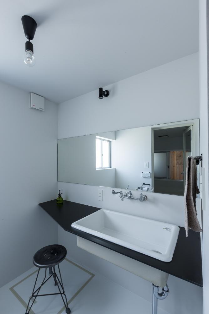 バス/トイレ事例：洗面室（倉庫をリノベーションしたかのような新築の家（石部の家））