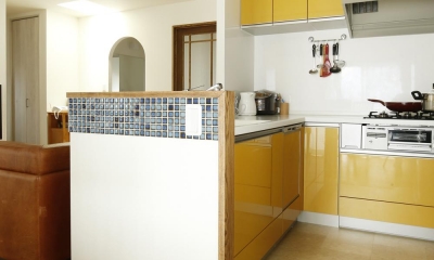 ビタミンカラーのL字型対面式キッチン｜K邸・小さな個室と大きなリビング、心地のよい暮らし方