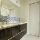 K邸・小さな個室と大きなリビング、心地のよい暮らし方の写真 シンプルモダンな洗面室