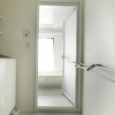 K邸・小さな個室と大きなリビング、心地のよい暮らし方の写真 白で統一されたバスルーム