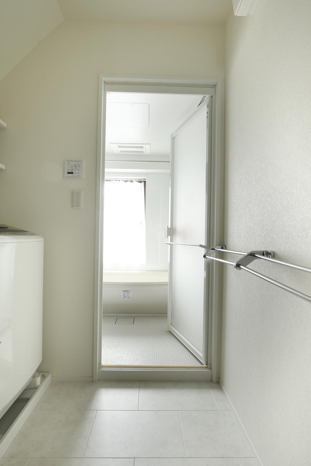 バス/トイレ事例：白で統一されたバスルーム（K邸・小さな個室と大きなリビング、心地のよい暮らし方）