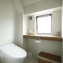 K邸・小さな個室と大きなリビング、心地のよい暮らし方の写真 光をとりこむ明るいトイレ空間