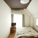 K邸・小さな個室と大きなリビング、心地のよい暮らし方の写真 天井がダークブラウンの落ち着いた寝室
