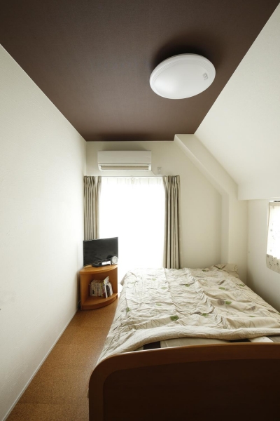 天井がダークブラウンの落ち着いた寝室 (K邸・小さな個室と大きなリビング、心地のよい暮らし方)