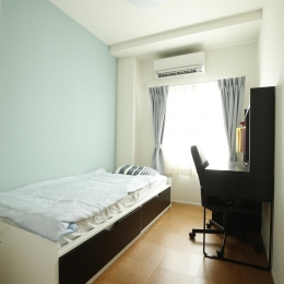 K邸・小さな個室と大きなリビング、心地のよい暮らし方 (ブルーのアクセントクロスが爽やかな寝室)