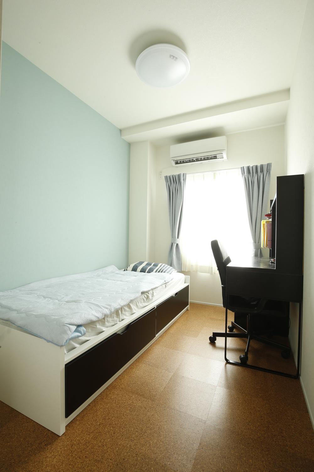 ベッドルーム事例：ブルーのアクセントクロスが爽やかな寝室（K邸・小さな個室と大きなリビング、心地のよい暮らし方）