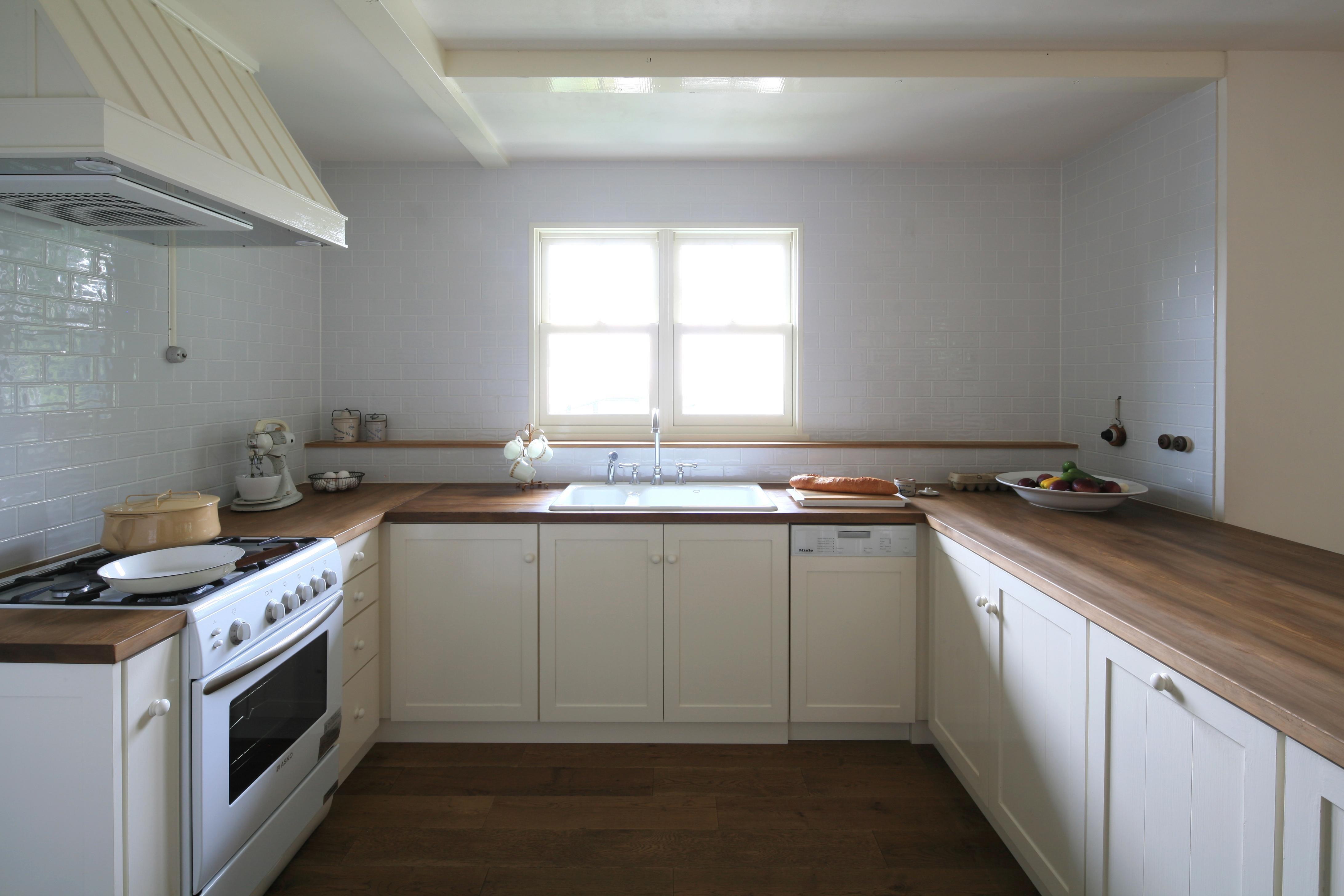 キッチン事例：木目とホワイトが美しいナチュラルキッチン（M邸）