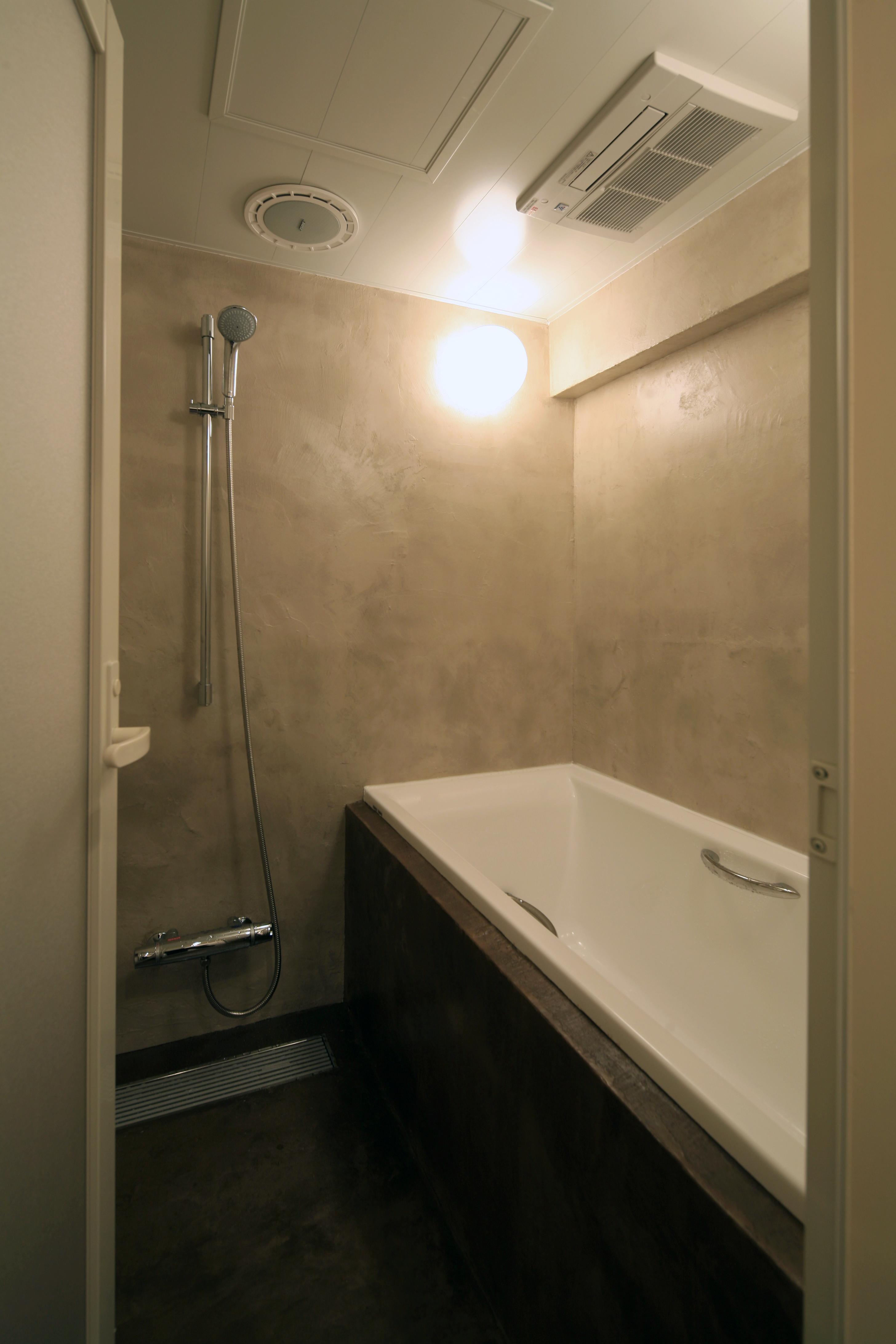 バス/トイレ事例：モルタルのシックな浴槽（S邸）