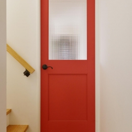 F邸・家族の笑顔が生まれる、明るく暖かな2階リビング (チェッカーガラスの入った真っ赤なドア)