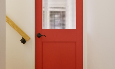 チェッカーガラスの入った真っ赤なドア｜F邸・家族の笑顔が生まれる、明るく暖かな2階リビング