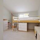 F邸・家族の笑顔が生まれる、明るく暖かな2階リビングの写真 落ち着きのあるシンプルな子供部屋