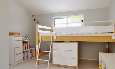 落ち着きのあるシンプルな子供部屋｜F邸・家族の笑顔が生まれる、明るく暖かな2階リビング