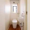 F邸・家族の笑顔が生まれる、明るく暖かな2階リビングの写真 落ち着きのあるトイレ空間