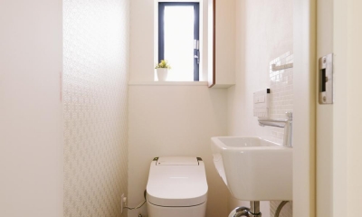 落ち着きのあるトイレ空間｜F邸・家族の笑顔が生まれる、明るく暖かな2階リビング
