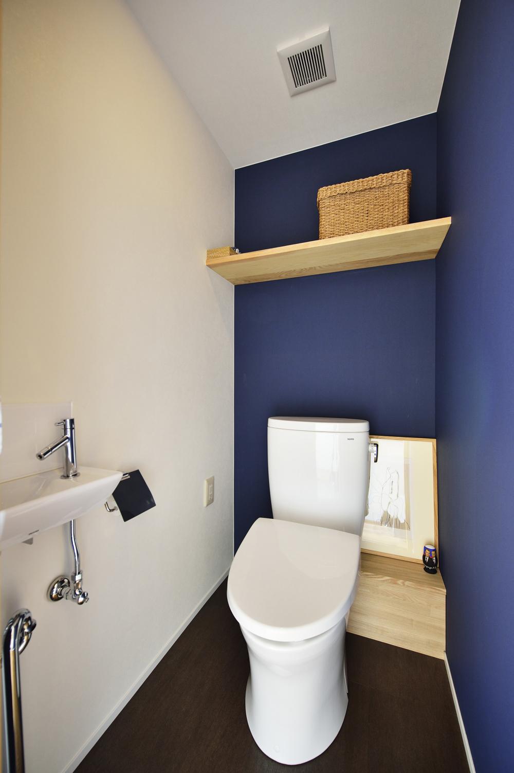 白・紺のコントラストが爽やかなトイレ(K邸・暮しを彩る収納のある家) バス/トイレ事例｜SUVACO(スバコ)