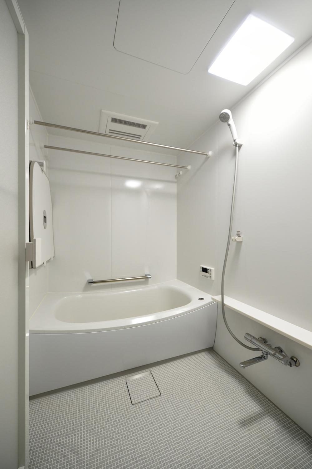 バス/トイレ事例：白で統一されたシンプルバスルーム（K邸・暮しを彩る収納のある家）