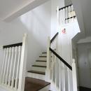 H邸の写真 白と木目が美しい手摺り階段