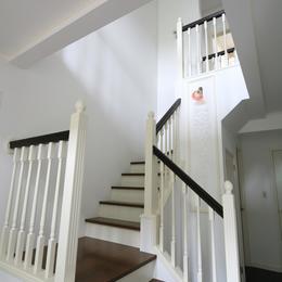 H邸 (白と木目が美しい手摺り階段)