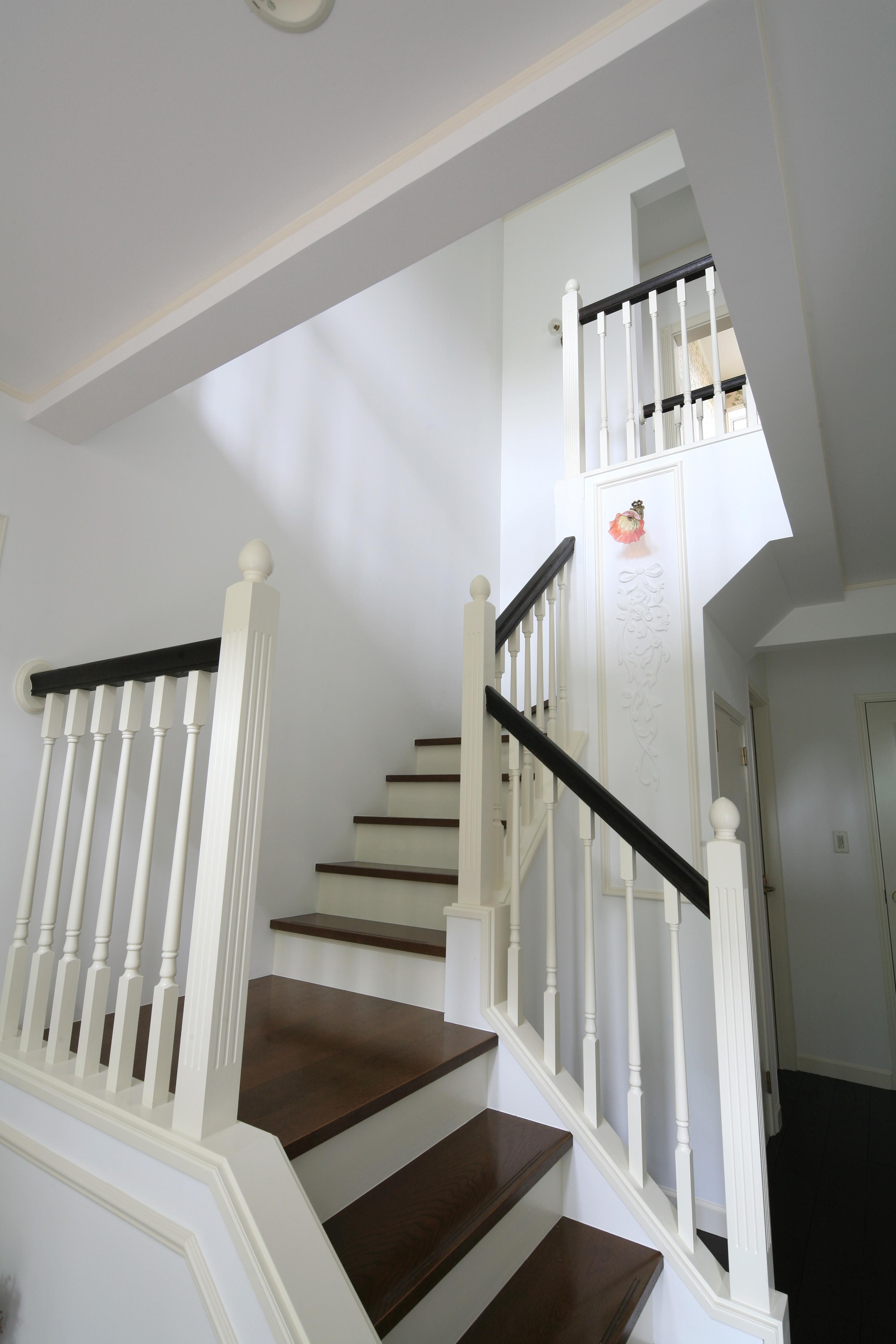 その他事例：白と木目が美しい手摺り階段（H邸）