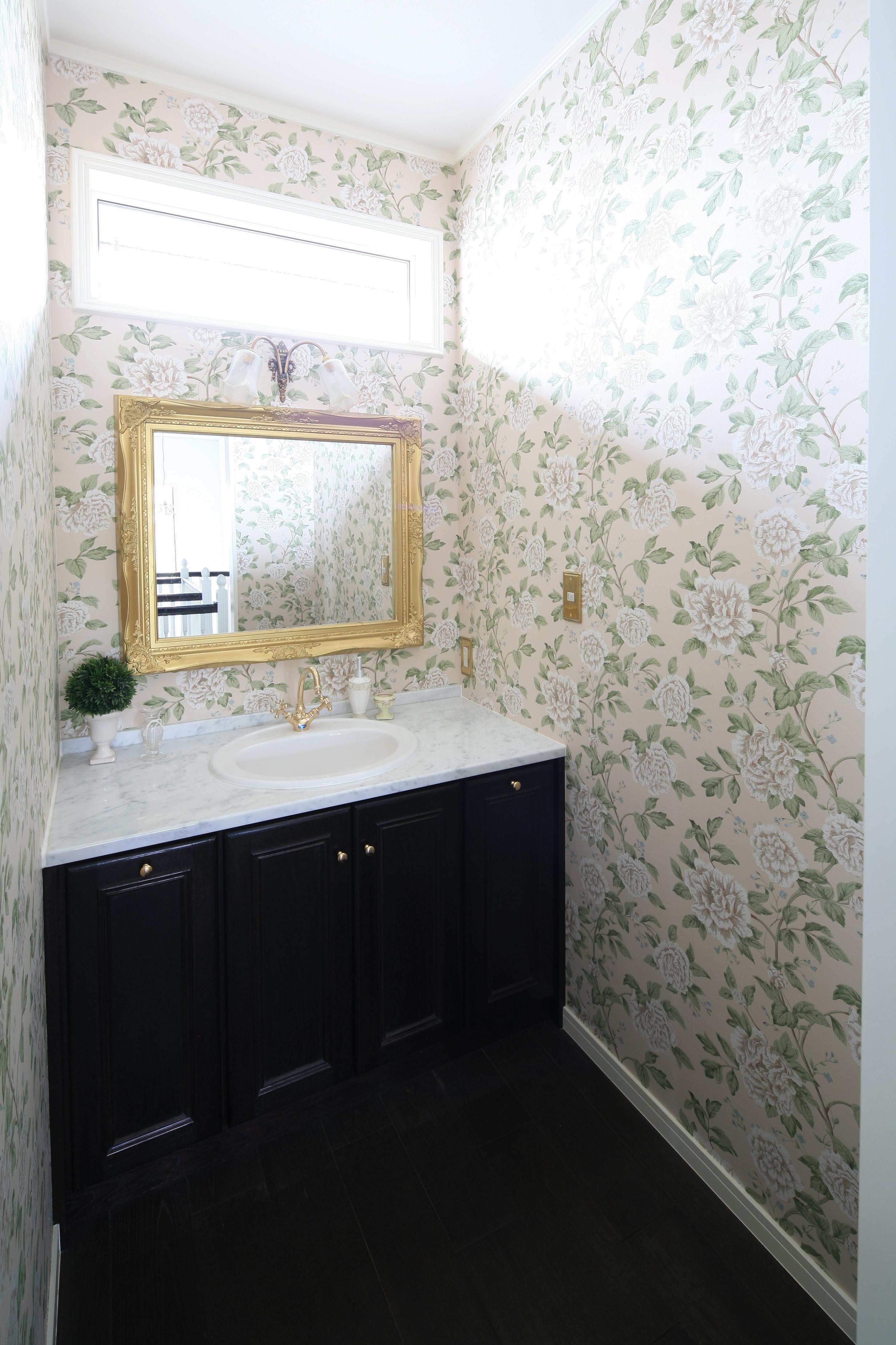 華やかな壁紙で明るい印象の洗面台 H邸 バス トイレ事例 Suvaco