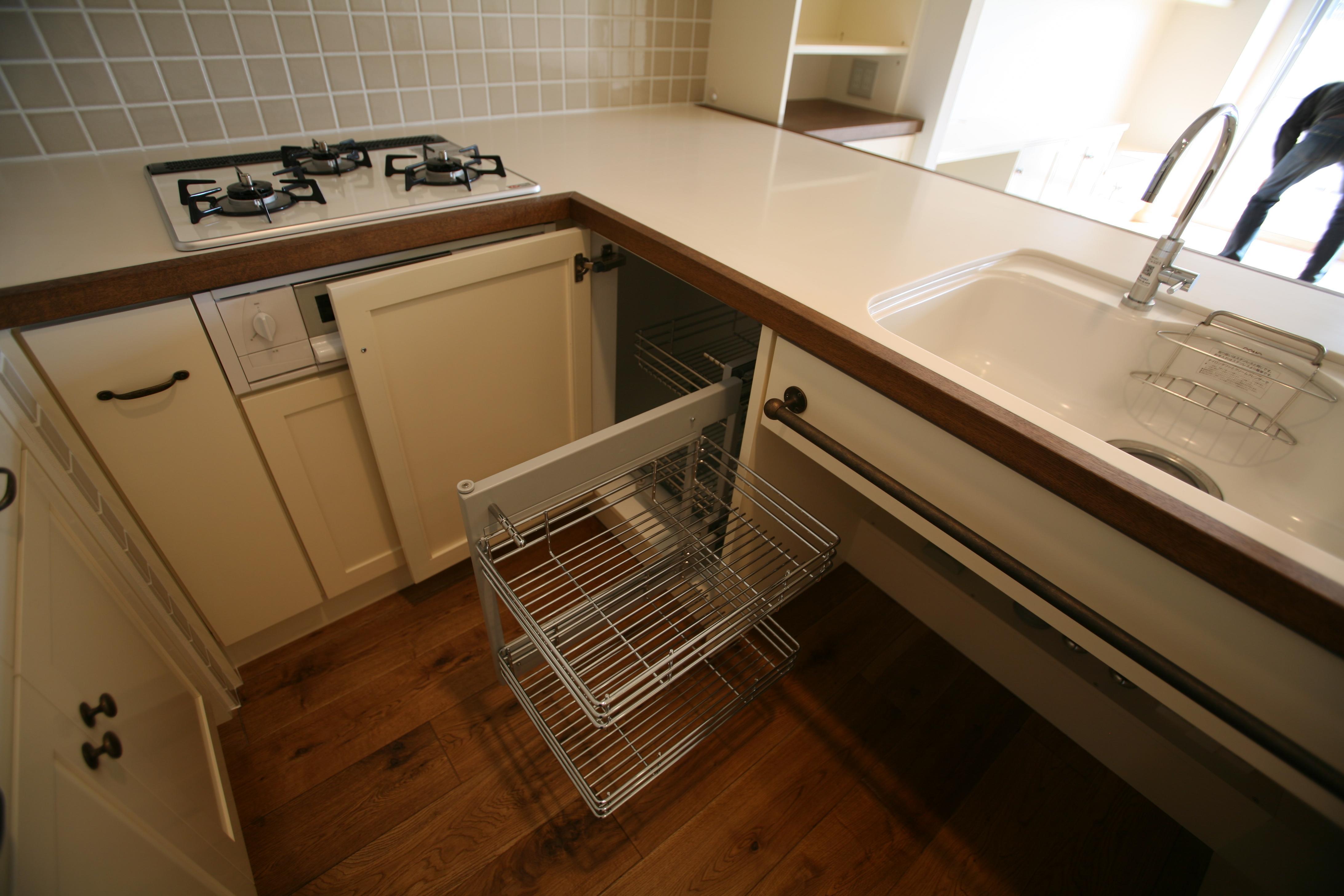 キッチン事例：L型、U型などのコーナー部分の収納は引き出せるものが使いやすい。（K邸）