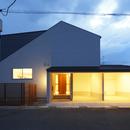 おおきな屋根を楽しむ家／三重県津市の写真 ビルトインガレージのある外観、夜景