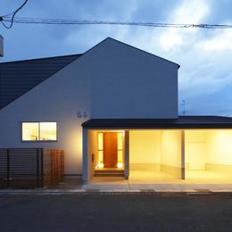 おおきな屋根を楽しむ家／三重県津市 (ビルトインガレージのある外観、夜景)