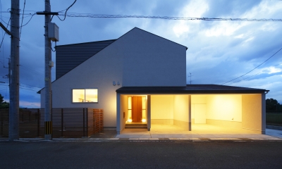おおきな屋根を楽しむ家／三重県津市 (ビルトインガレージのある外観、夜景)