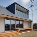 おおきな屋根を楽しむ家／三重県津市の写真 勾配屋根がカッコいい、ガルバリウム鋼板横葺きの外観