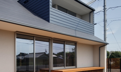 勾配屋根がカッコいい、ガルバリウム鋼板横葺きの外観｜おおきな屋根を楽しむ家／三重県津市