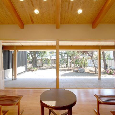 三竹　忍「テラスがゆるやかなトキを創る、 全開口窓と空窓を楽しむ家」