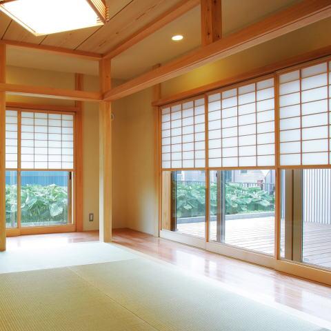 三竹　忍「魅せる床の間と中庭、雪見障子の風景を楽しむ、 板の間に囲まれた和空間」