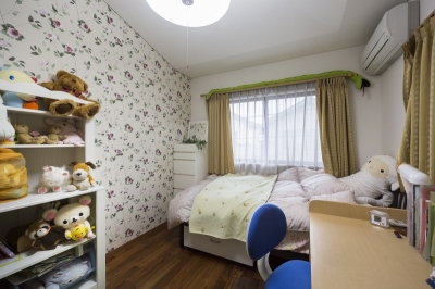 お部屋の一面だけでもこんなに華やか！柄のある壁紙をセンス良く使う