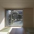 城島の家の写真 和室から庭を見る (撮影:岡本公二)