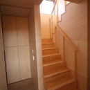 城島の家の写真 廊下から階段を見る (撮影:岡本公二)