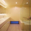 川西町の家の写真 ダブルボウルの洗面コーナーとガラス張りのバスルーム