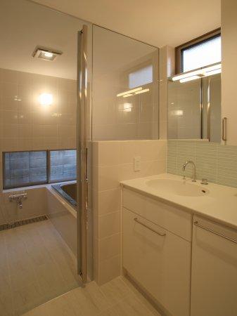 バス/トイレ事例：真っ白な空間の洗面コーナーとバスルーム（坊屋敷町の家）
