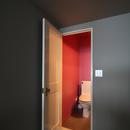 K邸の写真 ローズカラーの壁がおしゃれなトイレ