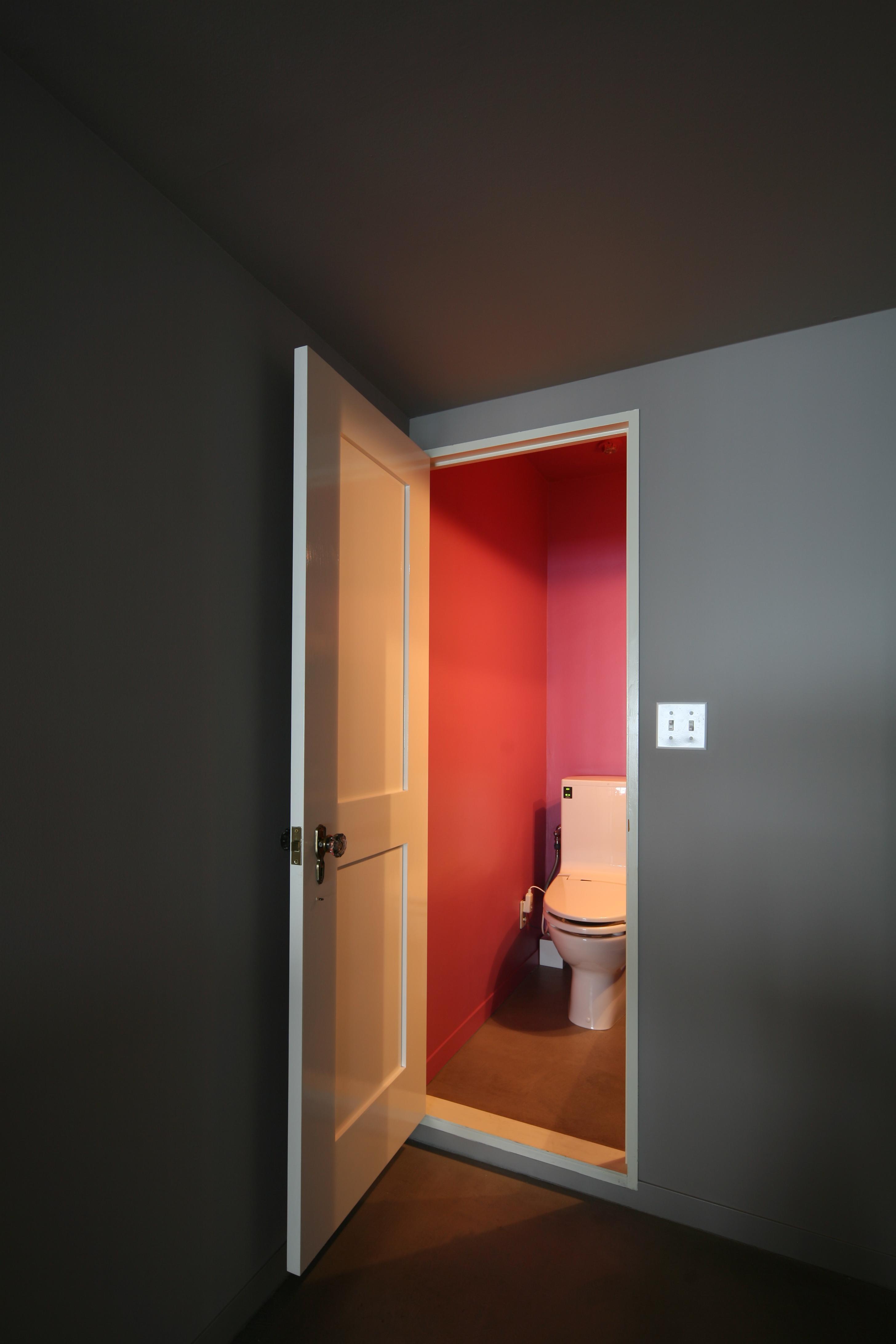 バス/トイレ事例：ローズカラーの壁がおしゃれなトイレ（K邸）