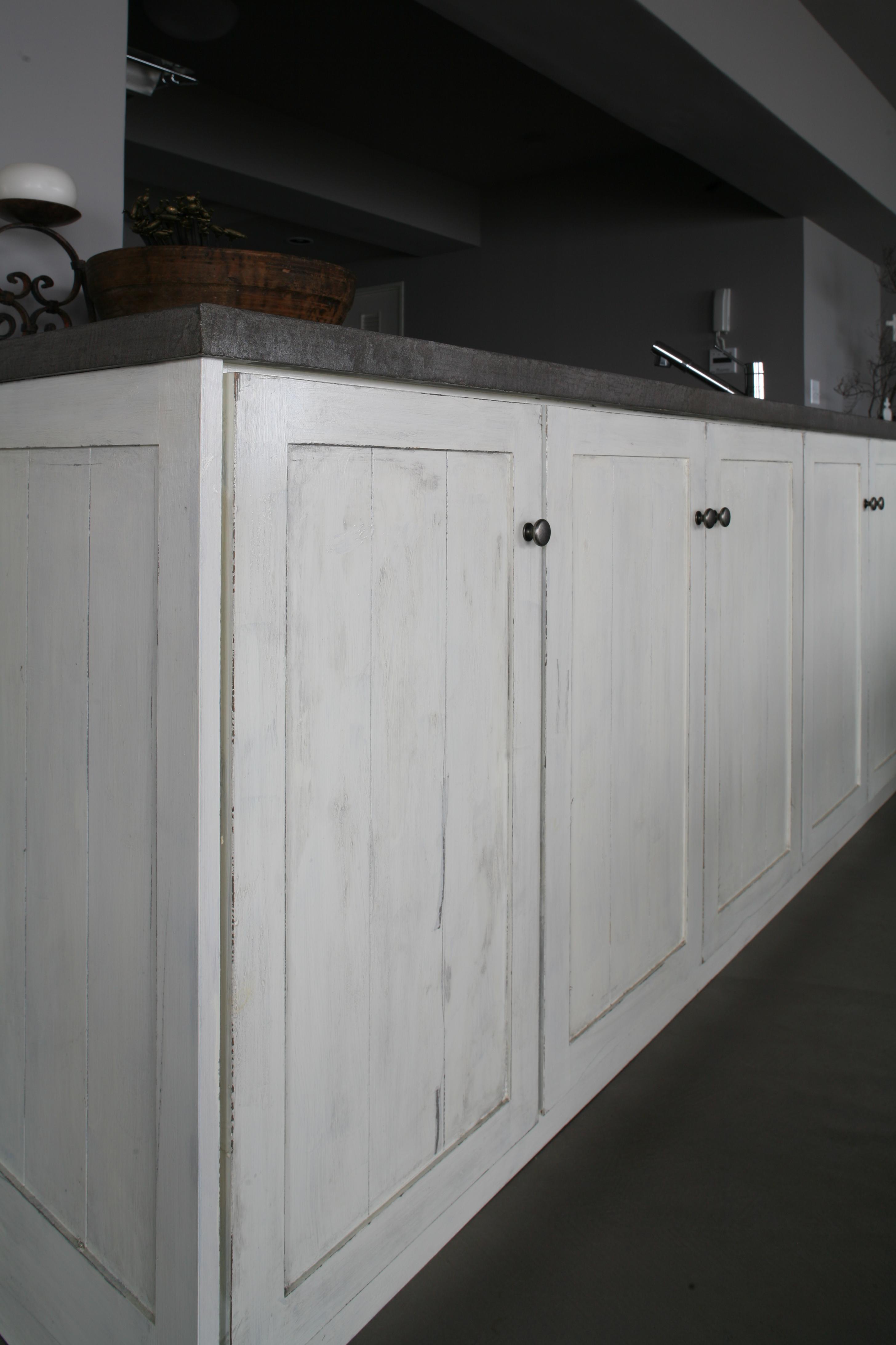 キッチン事例：アンティーク調塗装仕上げの収納棚（K邸）