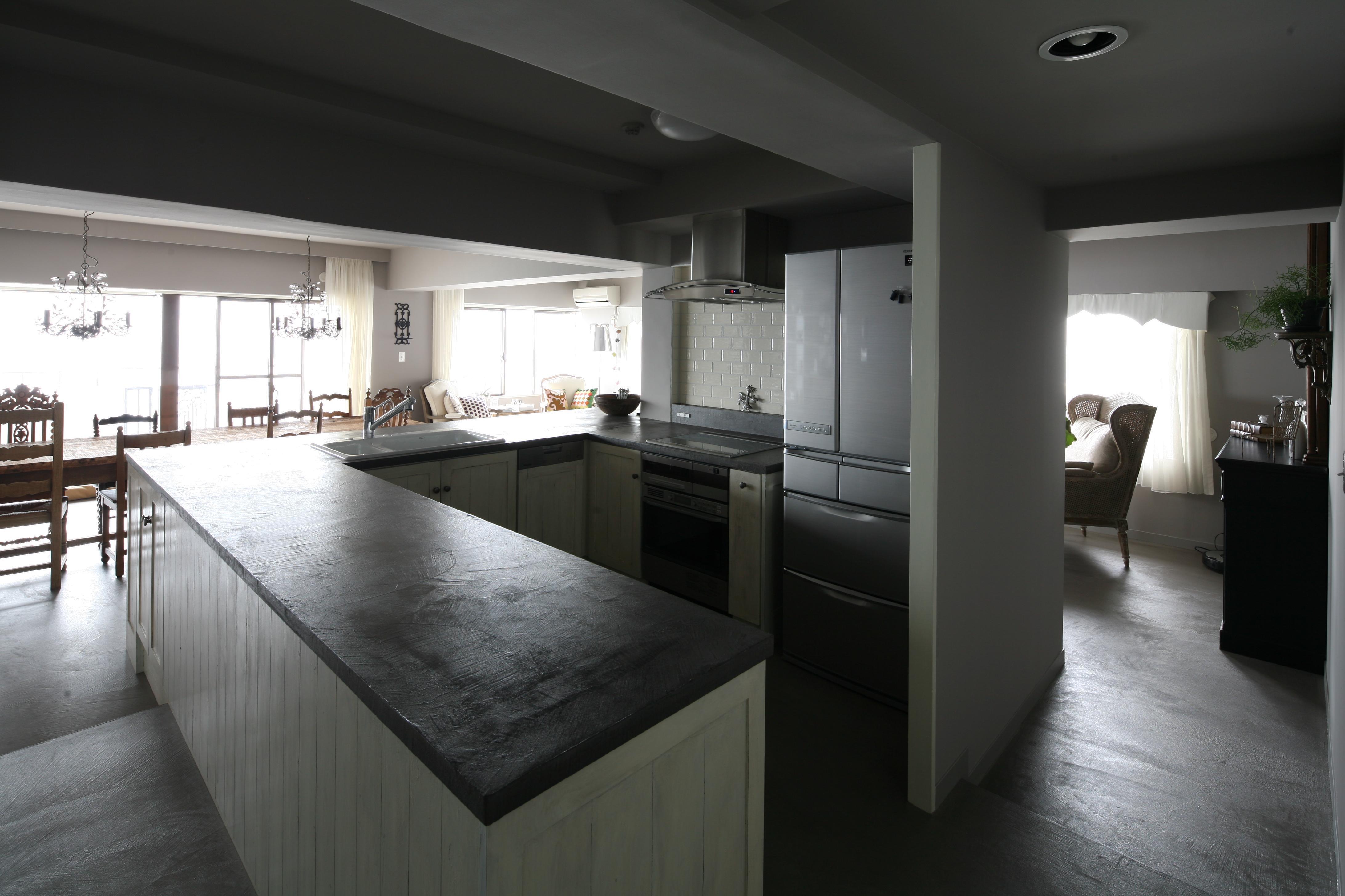 キッチン事例：空間の中央にキッチンを配置（K邸）