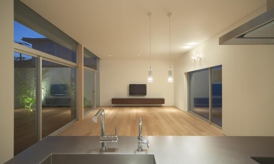 台所から居間を見る 夕景 (撮影:岡本公二)｜STEP HOUSE