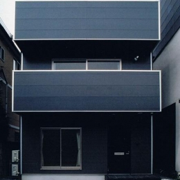 House K (シンプルなグレーの三階建て住宅)