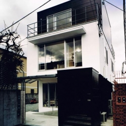 House K　reconstruction (白と黒のコントラストが映える外観)