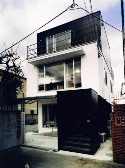 House K　reconstruction (白と黒のコントラストが映える外観)