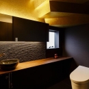 CAT HOUSE （猫と暮らす家）の写真 ゴールドの壁と演出照明で高級感のあるトイレ
